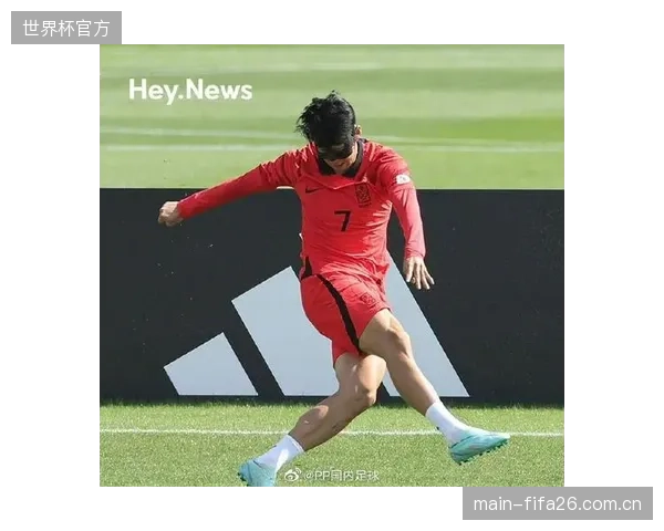 铃木彩艳将首度以主力门将身份出战世界杯,其高空球处理能力是防线关键一环。 铃木彩艳将首度以主力门将身份出战世界杯,其高空球处理能力是防线关键一环。